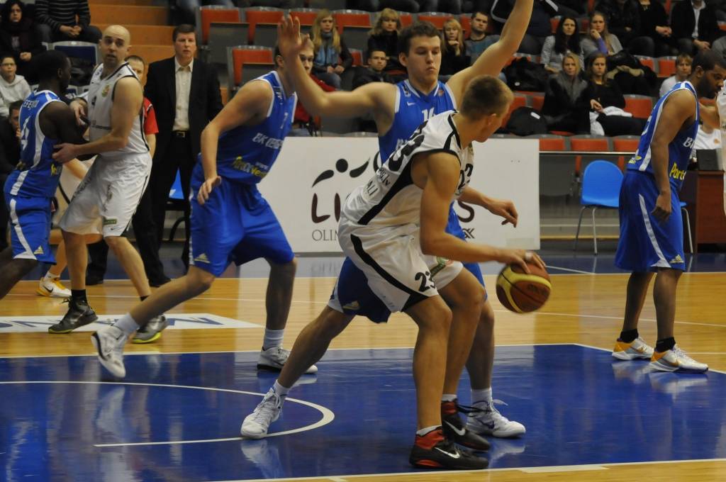 "Liepājas lauvu" basketbolisti 9. februārī Liepājas Olimpiskajā centrā Latvijas Basketbola līgas pirmās divīzijas spēlē ar viena punkta starpību zaudēja "Ventspilij" - 76:77.
Autors: Uldis Dobelis