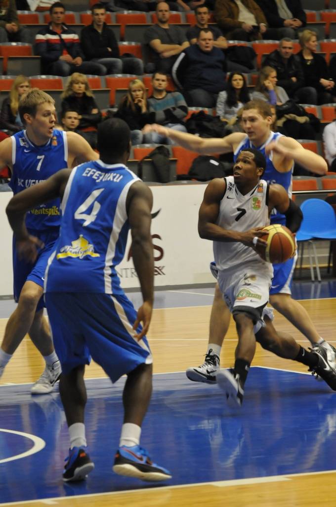 "Liepājas lauvu" basketbolisti 9. februārī Liepājas Olimpiskajā centrā Latvijas Basketbola līgas pirmās divīzijas spēlē ar viena punkta starpību zaudēja "Ventspilij" - 76:77.
Autors: Uldis Dobelis
