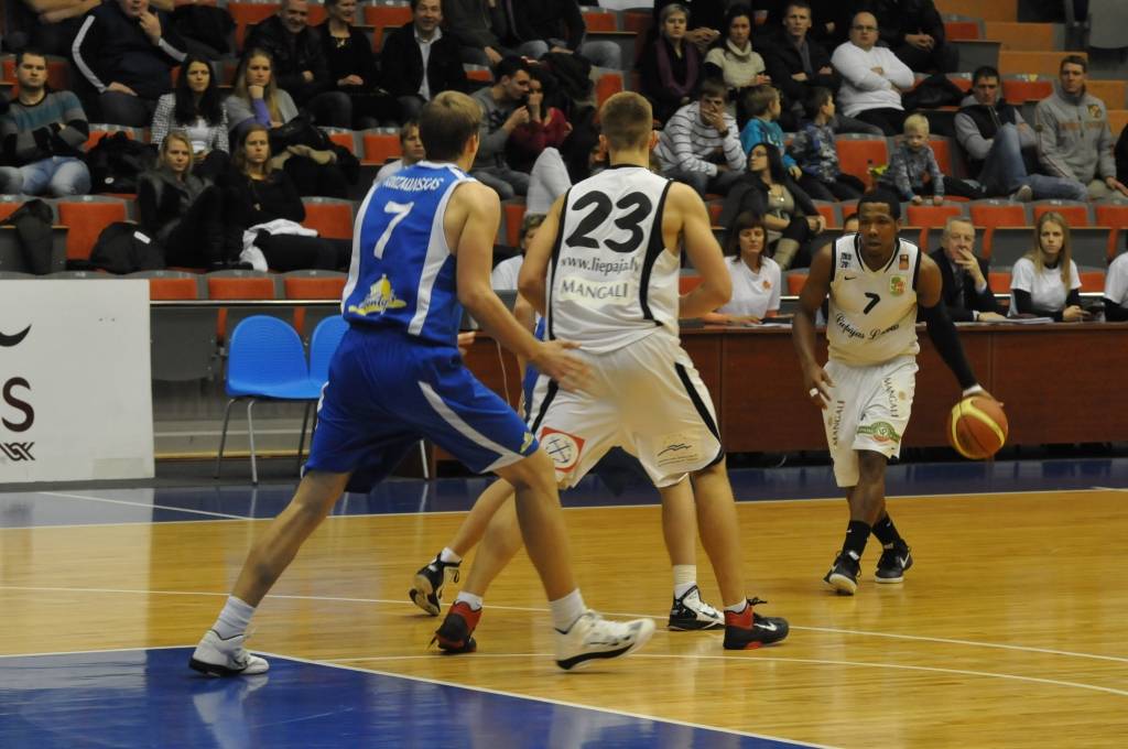 "Liepājas lauvu" basketbolisti 9. februārī Liepājas Olimpiskajā centrā Latvijas Basketbola līgas pirmās divīzijas spēlē ar viena punkta starpību zaudēja "Ventspilij" - 76:77.
Autors: Uldis Dobelis