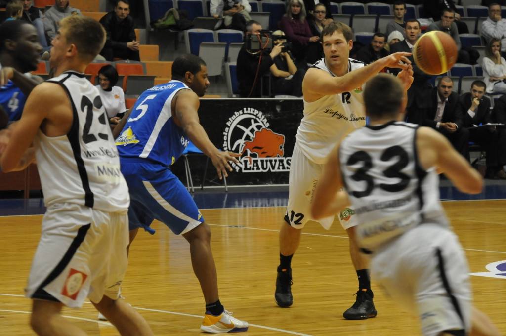 "Liepājas lauvu" basketbolisti 9. februārī Liepājas Olimpiskajā centrā Latvijas Basketbola līgas pirmās divīzijas spēlē ar viena punkta starpību zaudēja "Ventspilij" - 76:77.
Autors: Uldis Dobelis