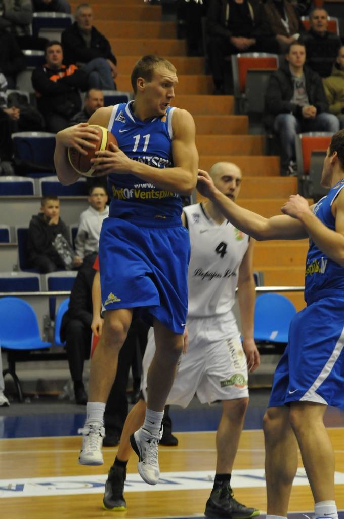 "Liepājas lauvu" basketbolisti 9. februārī Liepājas Olimpiskajā centrā Latvijas Basketbola līgas pirmās divīzijas spēlē ar viena punkta starpību zaudēja "Ventspilij" - 76:77.
Autors: Uldis Dobelis