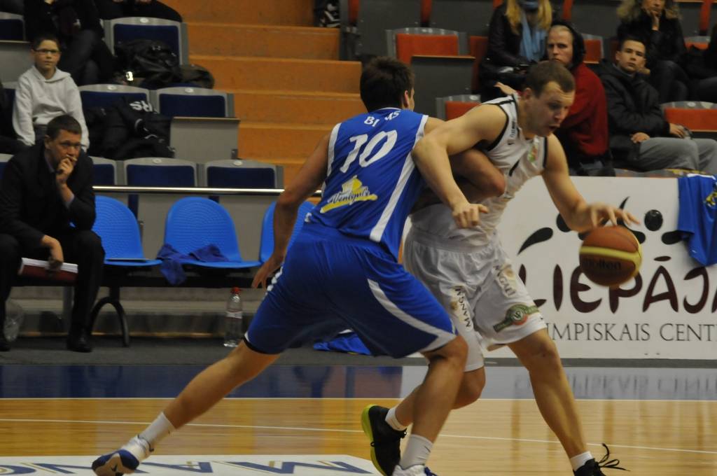 "Liepājas lauvu" basketbolisti 9. februārī Liepājas Olimpiskajā centrā Latvijas Basketbola līgas pirmās divīzijas spēlē ar viena punkta starpību zaudēja "Ventspilij" - 76:77.
Autors: Uldis Dobelis