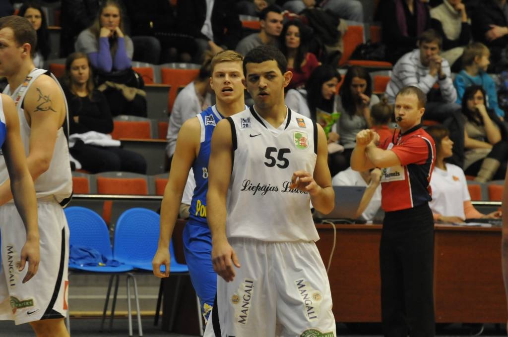 "Liepājas lauvu" basketbolisti 9. februārī Liepājas Olimpiskajā centrā Latvijas Basketbola līgas pirmās divīzijas spēlē ar viena punkta starpību zaudēja "Ventspilij" - 76:77.
Autors: Uldis Dobelis