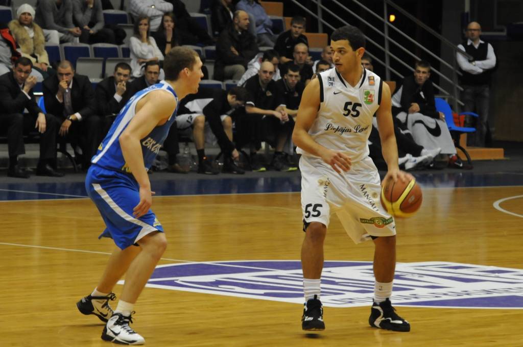 "Liepājas lauvu" basketbolisti 9. februārī Liepājas Olimpiskajā centrā Latvijas Basketbola līgas pirmās divīzijas spēlē ar viena punkta starpību zaudēja "Ventspilij" - 76:77.
Autors: Uldis Dobelis