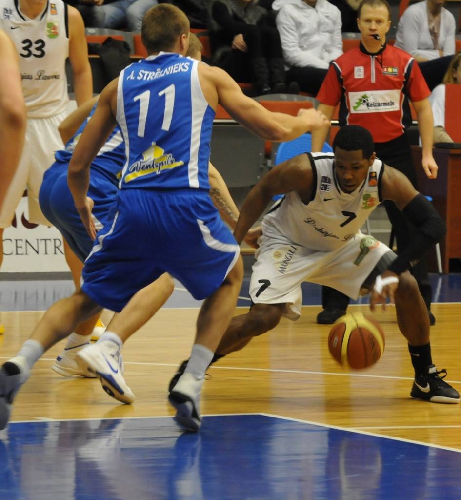 "Liepājas lauvu" basketbolisti 9. februārī Liepājas Olimpiskajā centrā Latvijas Basketbola līgas pirmās divīzijas spēlē ar viena punkta starpību zaudēja "Ventspilij" - 76:77.
Autors: Uldis Dobelis