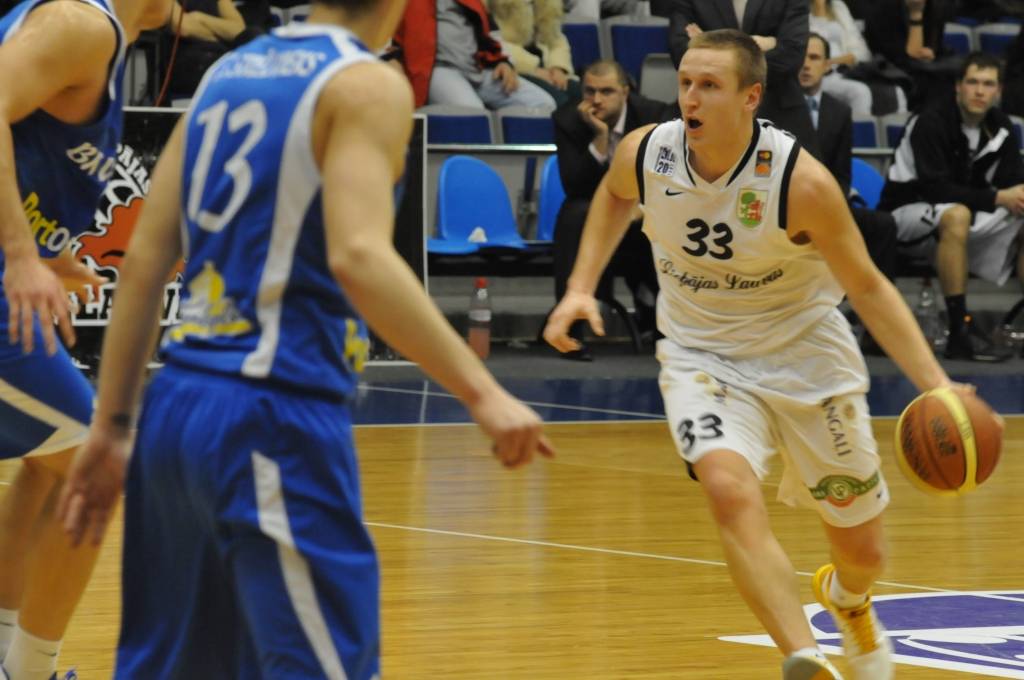 "Liepājas lauvu" basketbolisti 9. februārī Liepājas Olimpiskajā centrā Latvijas Basketbola līgas pirmās divīzijas spēlē ar viena punkta starpību zaudēja "Ventspilij" - 76:77.
Autors: Uldis Dobelis