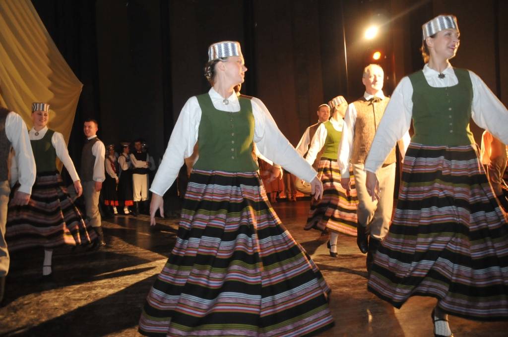 5. februārī Liepājas Latviešu biedrības namā notika dažādu paaudžu tautas deju kolektīvu koncerts "Sadancojam Liepājā".