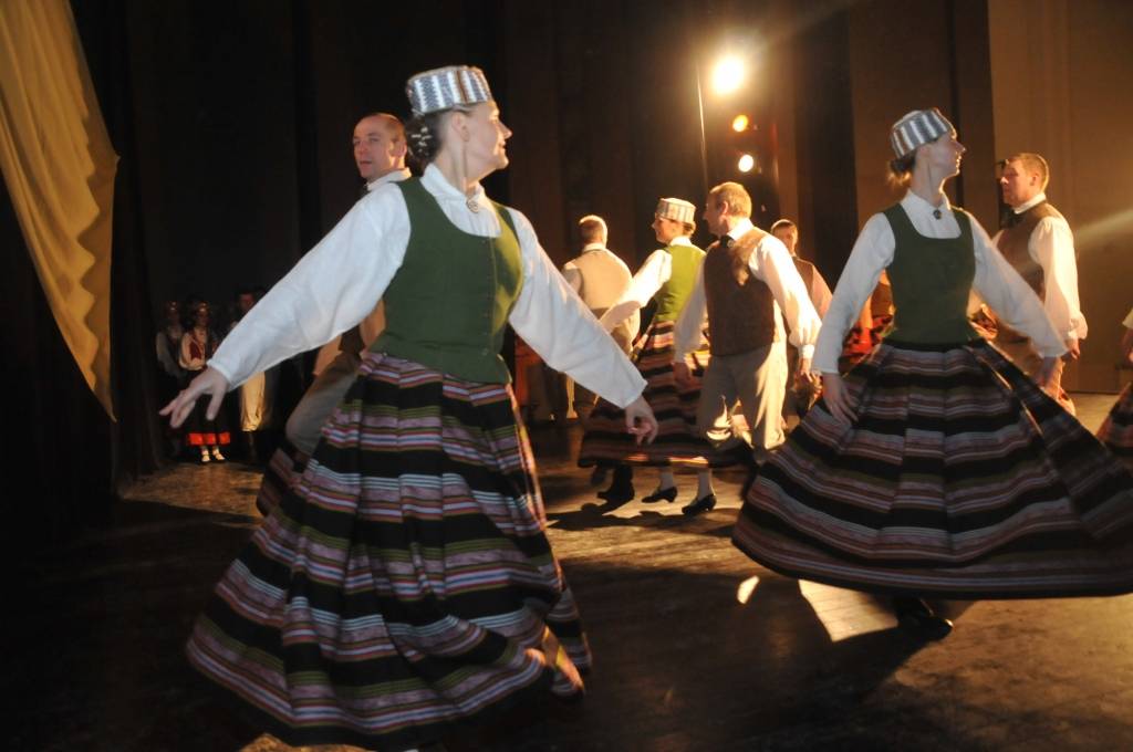 5. februārī Liepājas Latviešu biedrības namā notika dažādu paaudžu tautas deju kolektīvu koncerts "Sadancojam Liepājā".