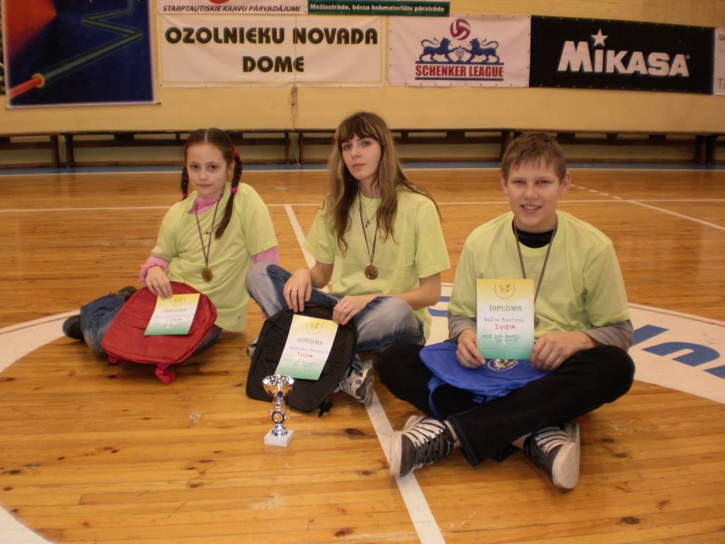 Nadežda, Agnese un Gatis ar čempionu kausu.