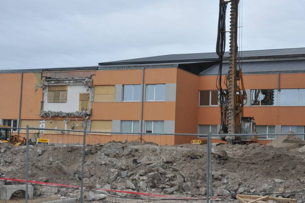 Liepājas reģionālajā slimnīcā šobrīd notiek būvlaukuma sagatavošanas un dīzeļģeneratora konteinera pamatu izbūves darbi, kas iekļaujas kopējā slimnīcas renovācijas darbu programmā.

Šī ir daļa no slimnīcas rekonstrukcijas pirmās kārtas, ko...
Autors: ReKurZeme, portāls