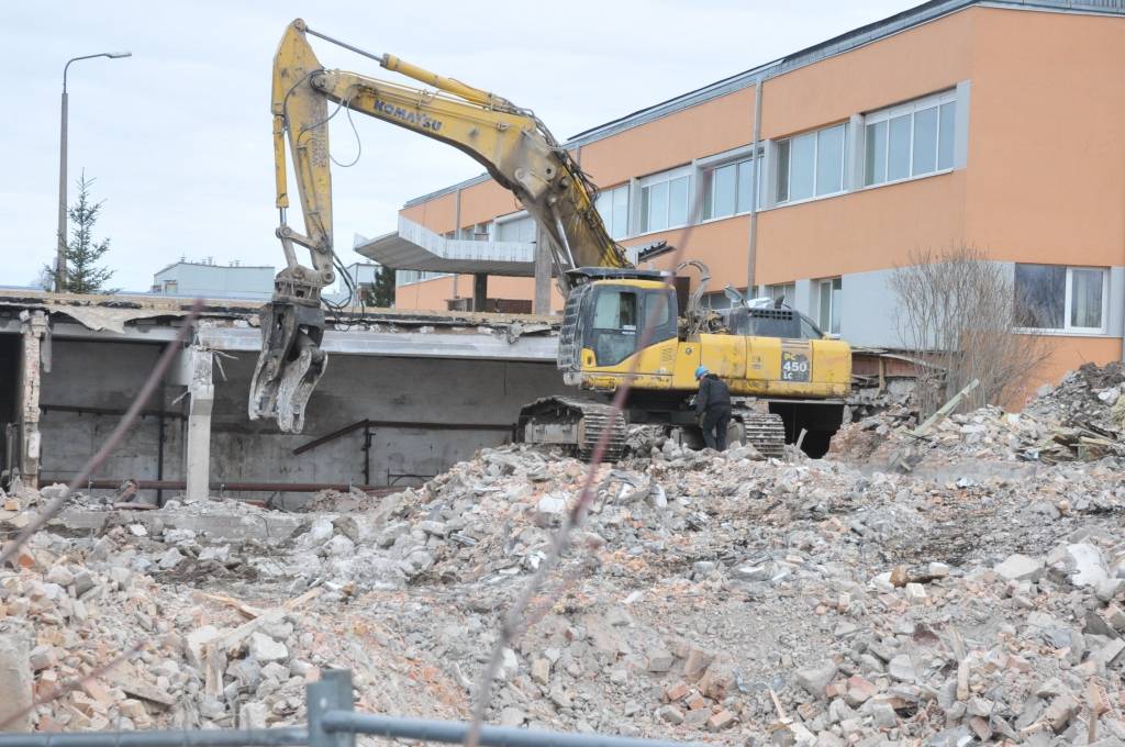 Liepājas reģionālajā slimnīcā šobrīd notiek būvlaukuma sagatavošanas un dīzeļģeneratora konteinera pamatu izbūves darbi, kas iekļaujas kopējā slimnīcas renovācijas darbu programmā.

Šī ir daļa no slimnīcas rekonstrukcijas pirmās kārtas, ko...
Autors: ReKurZeme, portāls