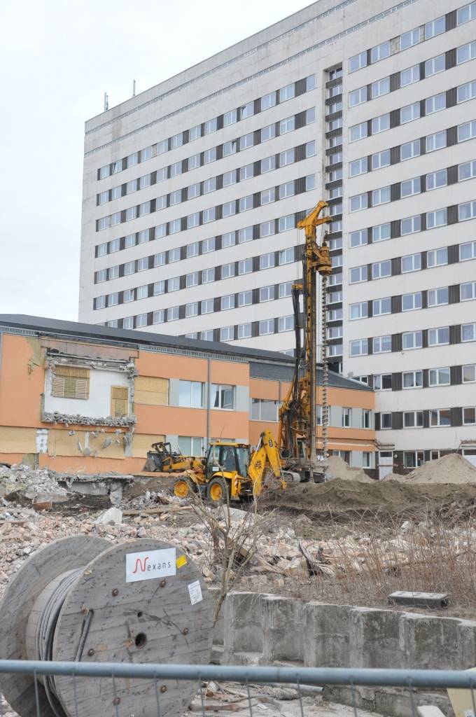 Liepājas reģionālajā slimnīcā šobrīd notiek būvlaukuma sagatavošanas un dīzeļģeneratora konteinera pamatu izbūves darbi, kas iekļaujas kopējā slimnīcas renovācijas darbu programmā.

Šī ir daļa no slimnīcas rekonstrukcijas pirmās kārtas, ko...
Autors: ReKurZeme, portāls