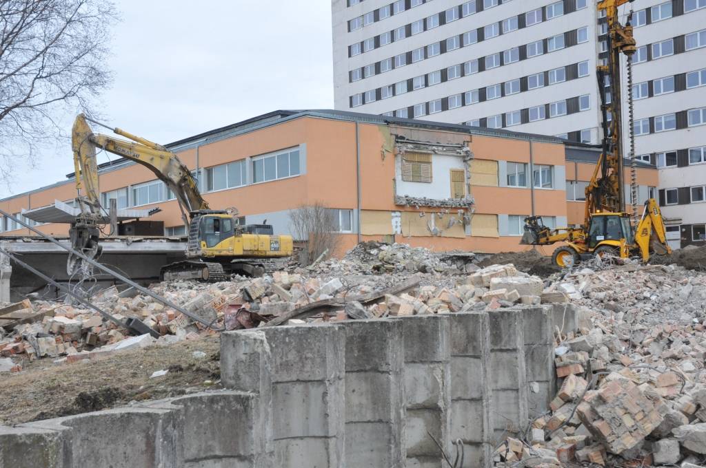 Liepājas reģionālajā slimnīcā šobrīd notiek būvlaukuma sagatavošanas un dīzeļģeneratora konteinera pamatu izbūves darbi, kas iekļaujas kopējā slimnīcas renovācijas darbu programmā.

Šī ir daļa no slimnīcas rekonstrukcijas pirmās kārtas, ko...
Autors: ReKurZeme, portāls
