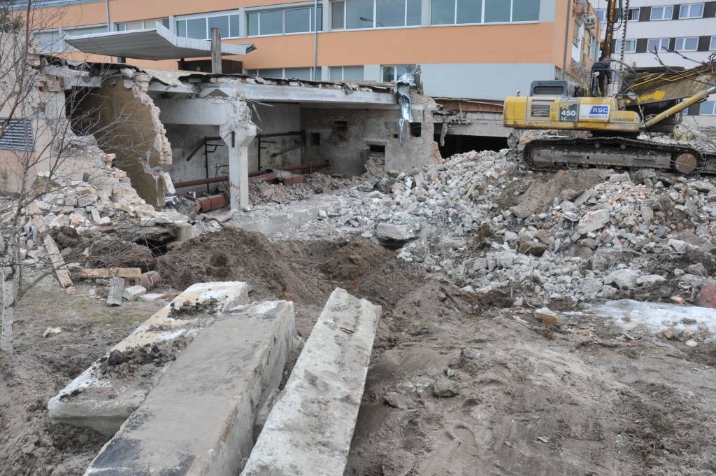 Liepājas reģionālajā slimnīcā šobrīd notiek būvlaukuma sagatavošanas un dīzeļģeneratora konteinera pamatu izbūves darbi, kas iekļaujas kopējā slimnīcas renovācijas darbu programmā.

Šī ir daļa no slimnīcas rekonstrukcijas pirmās kārtas, ko...
Autors: ReKurZeme, portāls