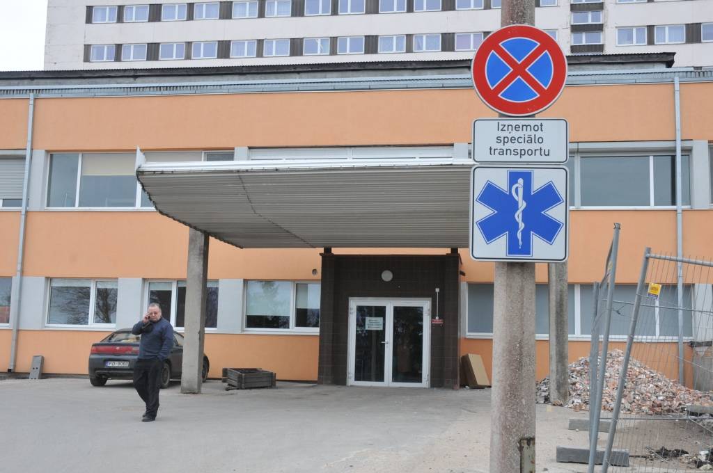 Liepājas reģionālajā slimnīcā šobrīd notiek būvlaukuma sagatavošanas un dīzeļģeneratora konteinera pamatu izbūves darbi, kas iekļaujas kopējā slimnīcas renovācijas darbu programmā.

Šī ir daļa no slimnīcas rekonstrukcijas pirmās kārtas, ko...
Autors: ReKurZeme, portāls