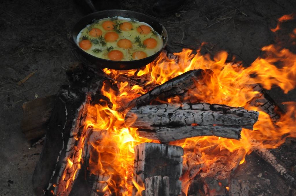 “Apaļš, kā pūpols, vesels, kā pūpols, slimībā ārā, veselība iekšā!” , kurš pašā Lielās dienas rīta agrumā saņēmis pērienu ar kārkla vicīti vai kadiķa zariņu un šādiem vēlējuma vārdiem – būs stiprs un možs visu vasaru, vēsta...
Autors: Sarmīte Štrausa