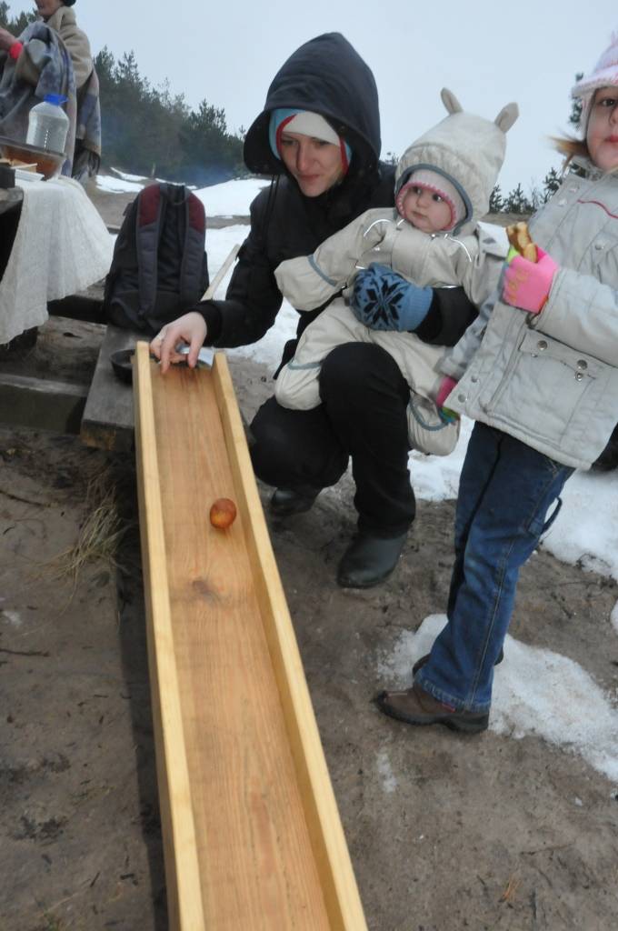 “Apaļš, kā pūpols, vesels, kā pūpols, slimībā ārā, veselība iekšā!” , kurš pašā Lielās dienas rīta agrumā saņēmis pērienu ar kārkla vicīti vai kadiķa zariņu un šādiem vēlējuma vārdiem – būs stiprs un možs visu vasaru, vēsta...
Autors: Sarmīte Štrausa