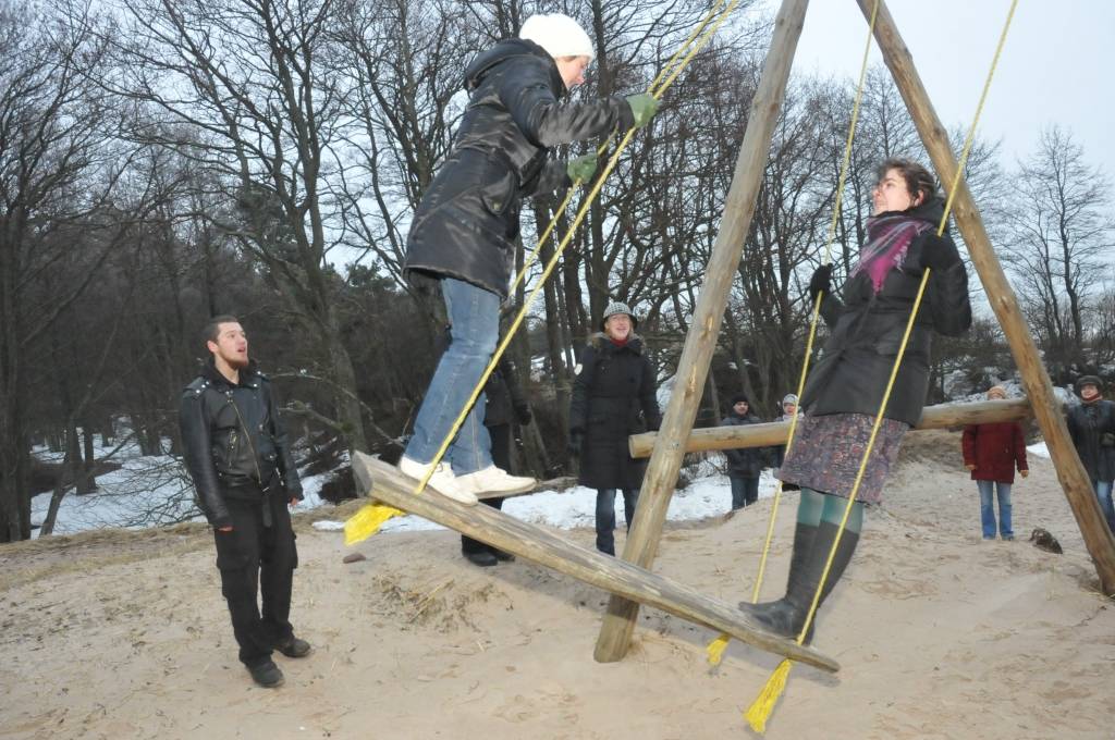 “Apaļš, kā pūpols, vesels, kā pūpols, slimībā ārā, veselība iekšā!” , kurš pašā Lielās dienas rīta agrumā saņēmis pērienu ar kārkla vicīti vai kadiķa zariņu un šādiem vēlējuma vārdiem – būs stiprs un možs visu vasaru, vēsta...
Autors: Sarmīte Štrausa