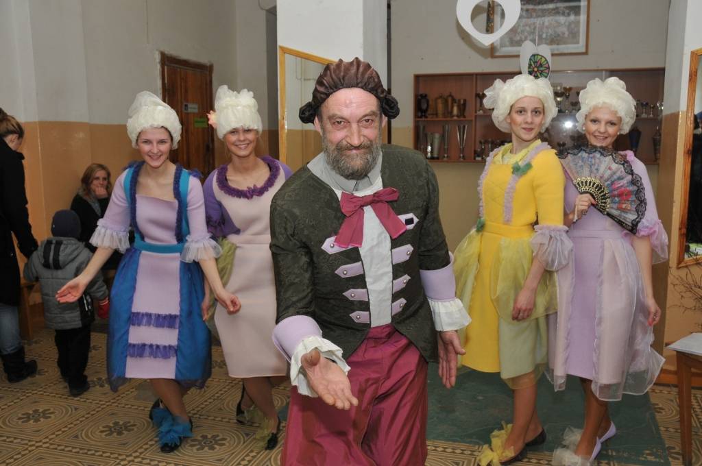 18. martā Priekules vidusskolā svētku viesus sagaidīja barons fon Korfs (Modris Dzintars) ar galma dāmām, atklāšanas koncerts notika aktu zālē, bet tālāk notikumi risinājās gan Alķīmiķa laboratorijā, gan galma ākstu istabās un citviet....
Autors: Ilze Vainovska