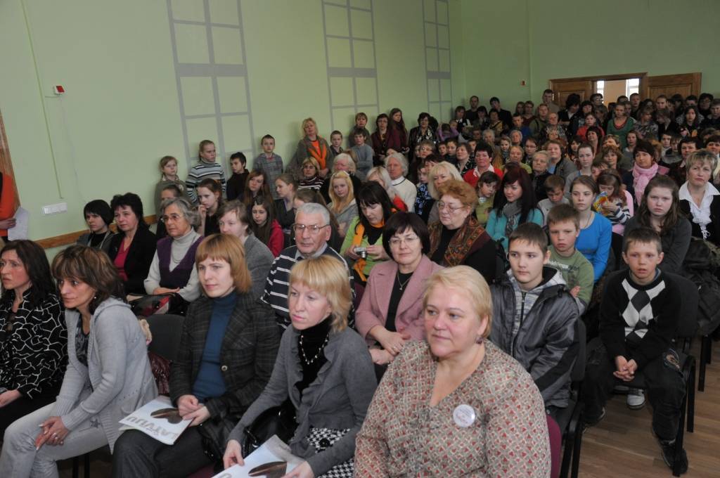 18. martā Priekules vidusskolā svētku viesus sagaidīja barons fon Korfs (Modris Dzintars) ar galma dāmām, atklāšanas koncerts notika aktu zālē, bet tālāk notikumi risinājās gan Alķīmiķa laboratorijā, gan galma ākstu istabās un citviet....
Autors: Ilze Vainovska