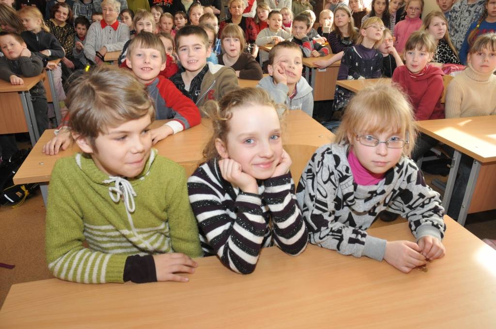 18. martā Priekules vidusskolā svētku viesus sagaidīja barons fon Korfs (Modris Dzintars) ar galma dāmām, atklāšanas koncerts notika aktu zālē, bet tālāk notikumi risinājās gan Alķīmiķa laboratorijā, gan galma ākstu istabās un citviet....
Autors: Ilze Vainovska