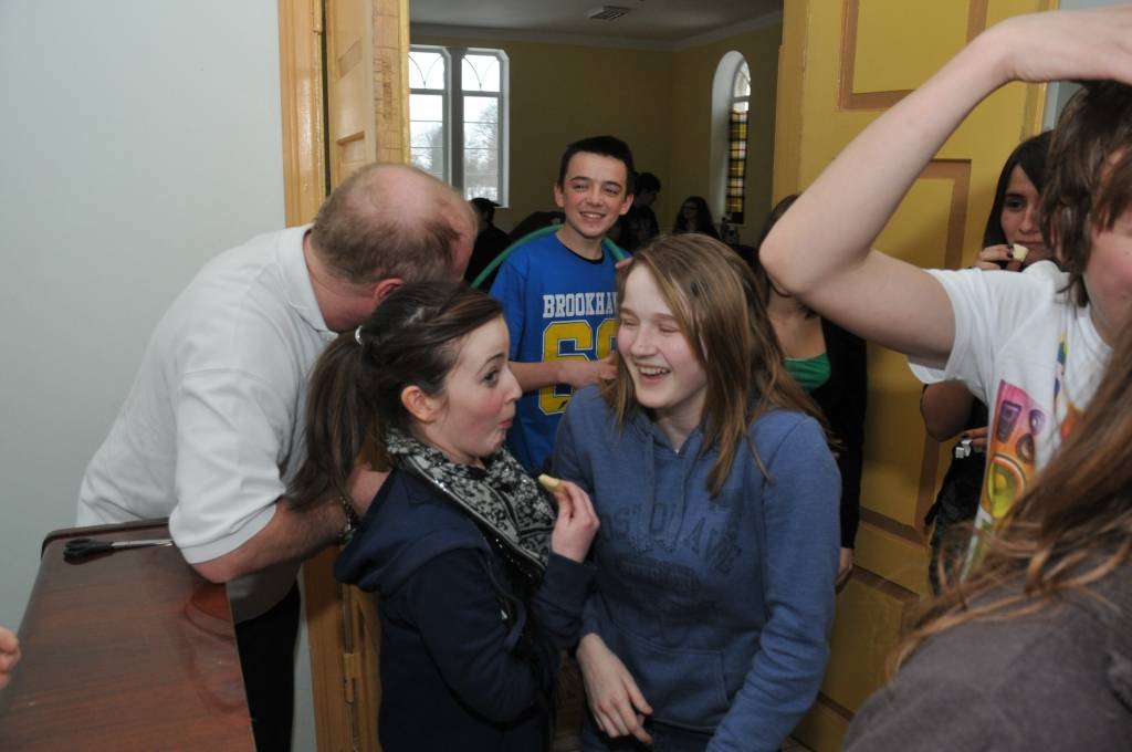 Jaunieši no Latvijas, Polijas, Turcijas, Rumānijas un Velsas šonedēļ pulcējas Aizputē, kur notiek radošā nometne "Teātra radītā draudzība". To atbalstījušas dažādas starptautiskas organizācijas.
Autors: Iluta Dreimane