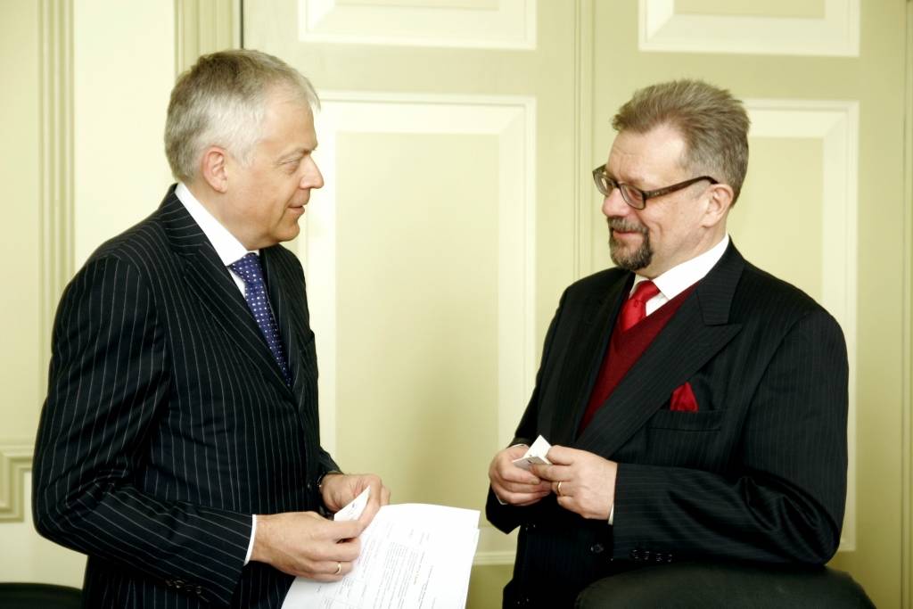 Uldis Sesks sarunā ar Zviedrijas vēstnieku Stafansonu.
Autors: Valerijs Liepa