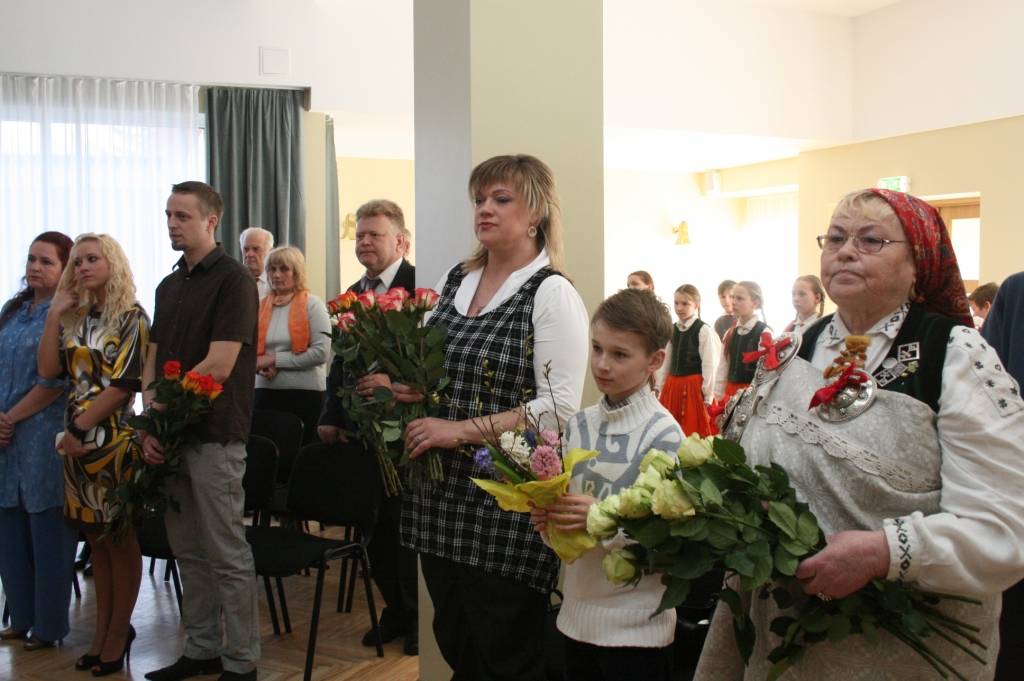 Nīcas kultūras namā pulcējās daudzi novada ļaudis, lai 80 gadu jubilejā sveiktu Mirdzu Pabērzu. Viņa agrāk strādājusi par skolotāju, skolojusi arī jaunos dejotājus. Pašlaik aktīvi iesaistās novada kultūras un sabiedriskajā dzīvē, vada...
Autors: Iluta Dreimane