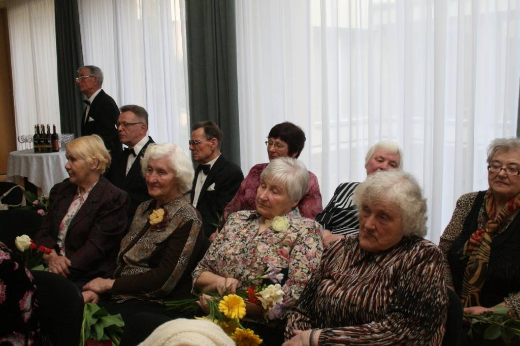 Nīcas kultūras namā pulcējās daudzi novada ļaudis, lai 80 gadu jubilejā sveiktu Mirdzu Pabērzu. Viņa agrāk strādājusi par skolotāju, skolojusi arī jaunos dejotājus. Pašlaik aktīvi iesaistās novada kultūras un sabiedriskajā dzīvē, vada...
Autors: Iluta Dreimane