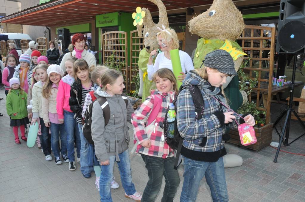Šodien laukumā pie TN „Kurzeme” notika Lieldienu gaidīšanas pasākums - lielā Zaķu parāde un citas atrakcijas, darbojās tirdziņš.
Autors: ReKurZeme, portāls