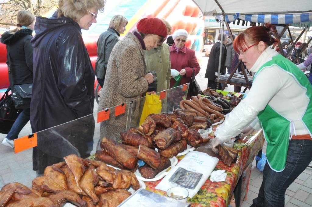 Šodien laukumā pie TN „Kurzeme” notika Lieldienu gaidīšanas pasākums - lielā Zaķu parāde un citas atrakcijas, darbojās tirdziņš.
Autors: ReKurZeme, portāls