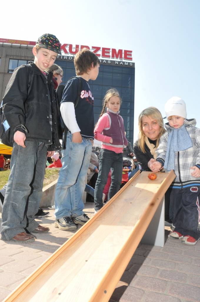 Šodien laukumā pie TN „Kurzeme” notika Lieldienu gaidīšanas pasākums - lielā Zaķu parāde un citas atrakcijas, darbojās tirdziņš.
Autors: ReKurZeme, portāls