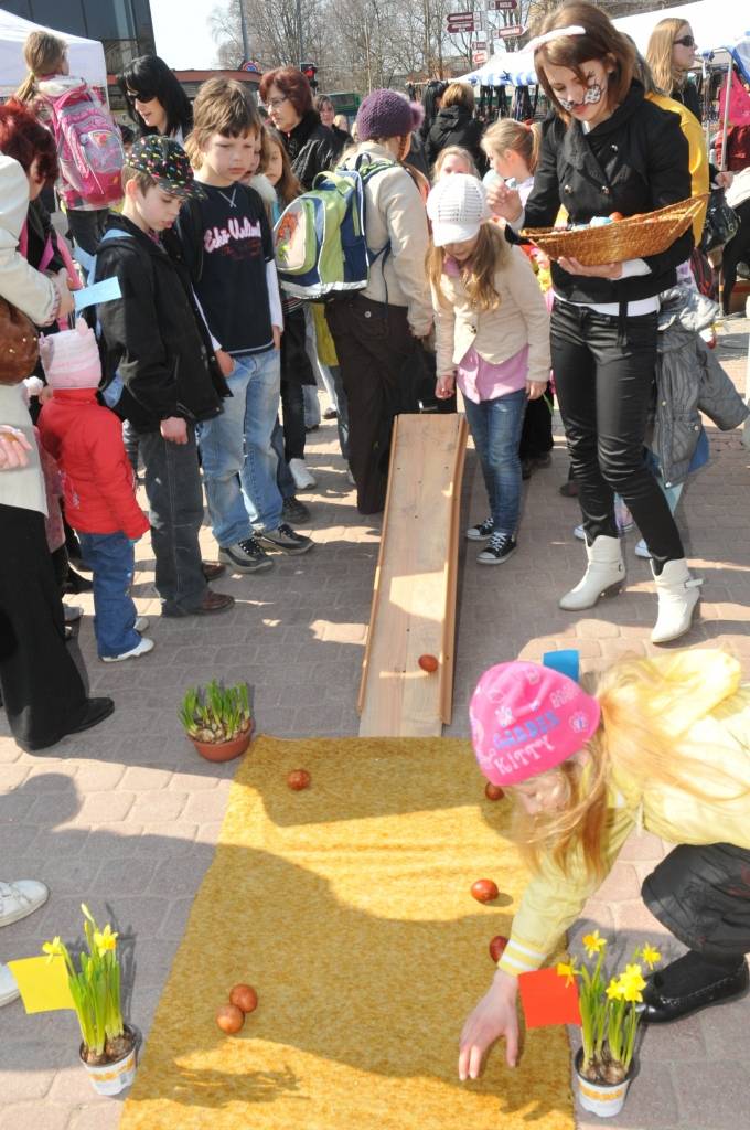 Šodien laukumā pie TN „Kurzeme” notika Lieldienu gaidīšanas pasākums - lielā Zaķu parāde un citas atrakcijas, darbojās tirdziņš.
Autors: ReKurZeme, portāls