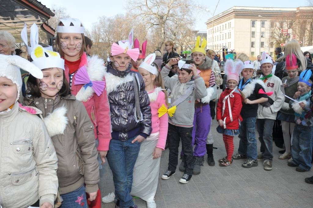 Šodien laukumā pie TN „Kurzeme” notika Lieldienu gaidīšanas pasākums - lielā Zaķu parāde un citas atrakcijas, darbojās tirdziņš.
Autors: ReKurZeme, portāls