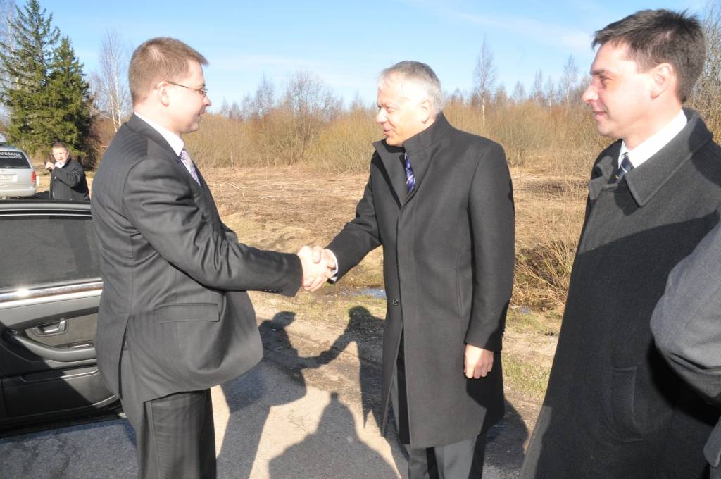 Ministru prezidents Valdis Dombrovskis ("Vienotība") piektdien apmeklē Liepāju, kur piedalās arī Latvijas Lielo pilsētu asociācijas izbraukuma sēdē.

Vizītes laikā tiek pārrunāta investīciju politika Latvijā, Eiropas Savienības nākamais...
Autors: ReKurZeme, portāls