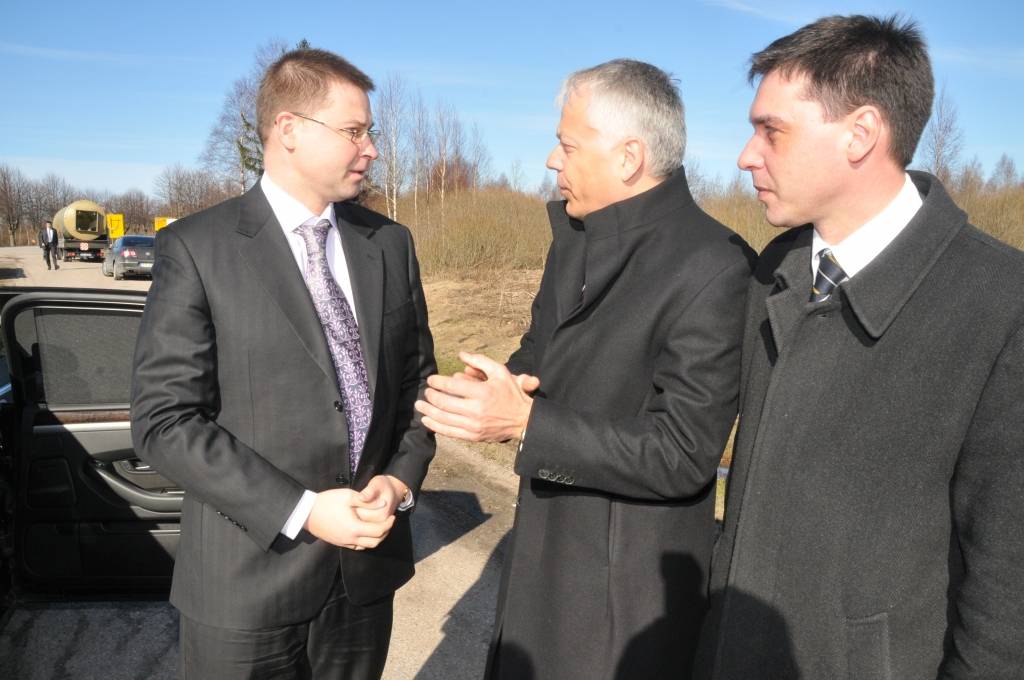 Ministru prezidents Valdis Dombrovskis ("Vienotība") piektdien apmeklē Liepāju, kur piedalās arī Latvijas Lielo pilsētu asociācijas izbraukuma sēdē.

Vizītes laikā tiek pārrunāta investīciju politika Latvijā, Eiropas Savienības nākamais...
Autors: ReKurZeme, portāls
