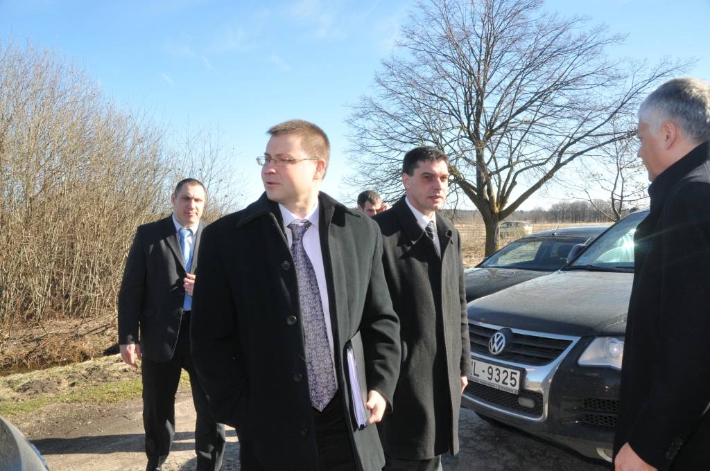 Ministru prezidents Valdis Dombrovskis ("Vienotība") piektdien apmeklē Liepāju, kur piedalās arī Latvijas Lielo pilsētu asociācijas izbraukuma sēdē.

Vizītes laikā tiek pārrunāta investīciju politika Latvijā, Eiropas Savienības nākamais...
Autors: ReKurZeme, portāls