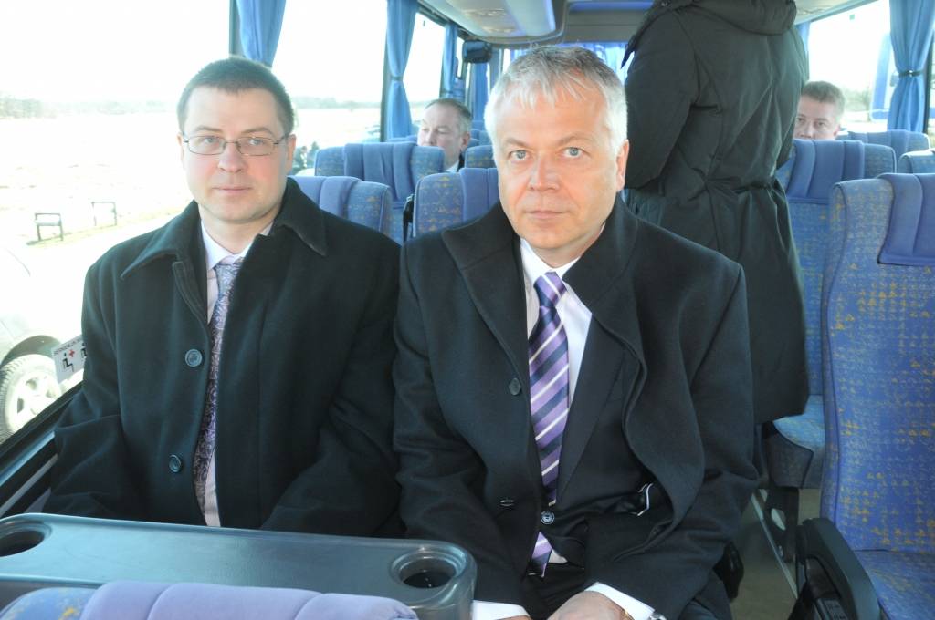 Ministru prezidents Valdis Dombrovskis ("Vienotība") piektdien apmeklē Liepāju, kur piedalās arī Latvijas Lielo pilsētu asociācijas izbraukuma sēdē.

Vizītes laikā tiek pārrunāta investīciju politika Latvijā, Eiropas Savienības nākamais...
Autors: ReKurZeme, portāls
