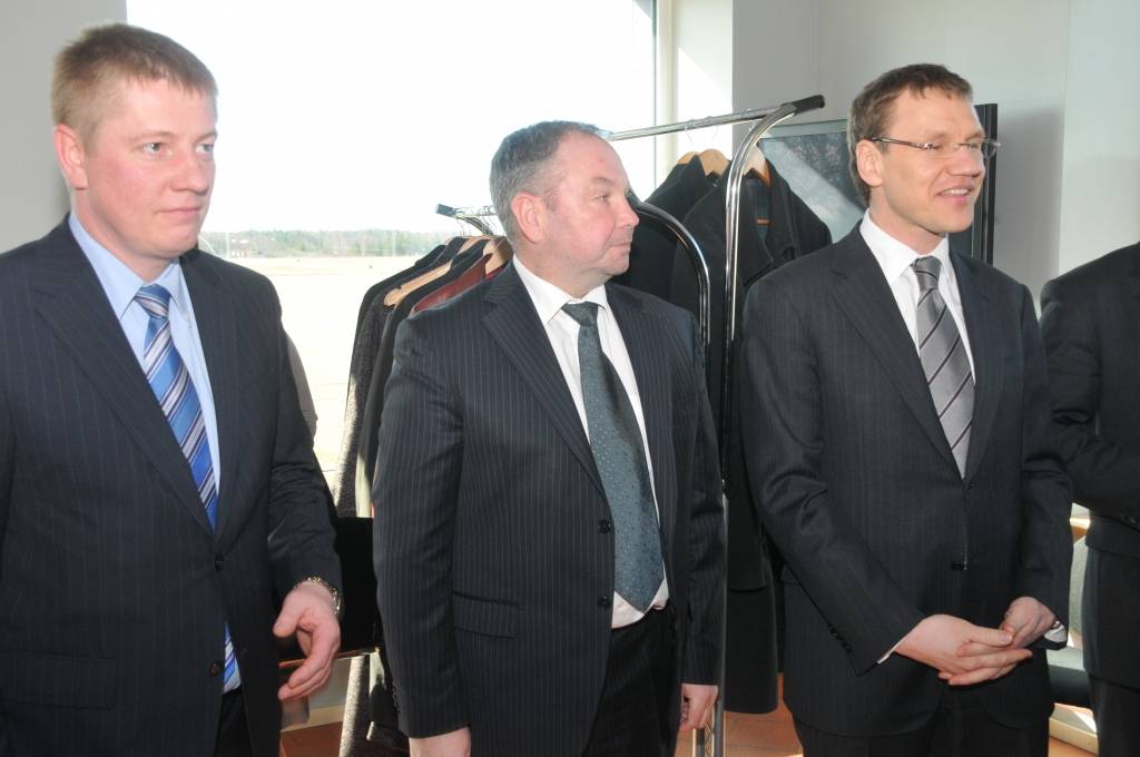 Ministru prezidents Valdis Dombrovskis ("Vienotība") piektdien apmeklē Liepāju, kur piedalās arī Latvijas Lielo pilsētu asociācijas izbraukuma sēdē.

Vizītes laikā tiek pārrunāta investīciju politika Latvijā, Eiropas Savienības nākamais...
Autors: ReKurZeme, portāls