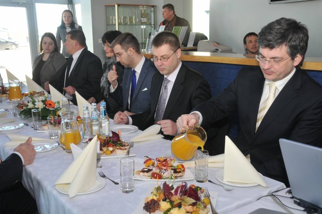 Ministru prezidents Valdis Dombrovskis ("Vienotība") piektdien apmeklē Liepāju, kur piedalās arī Latvijas Lielo pilsētu asociācijas izbraukuma sēdē.

Vizītes laikā tiek pārrunāta investīciju politika Latvijā, Eiropas Savienības nākamais...
Autors: ReKurZeme, portāls