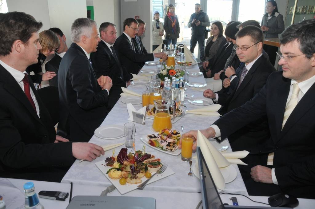 Ministru prezidents Valdis Dombrovskis ("Vienotība") piektdien apmeklē Liepāju, kur piedalās arī Latvijas Lielo pilsētu asociācijas izbraukuma sēdē.

Vizītes laikā tiek pārrunāta investīciju politika Latvijā, Eiropas Savienības nākamais...
Autors: ReKurZeme, portāls