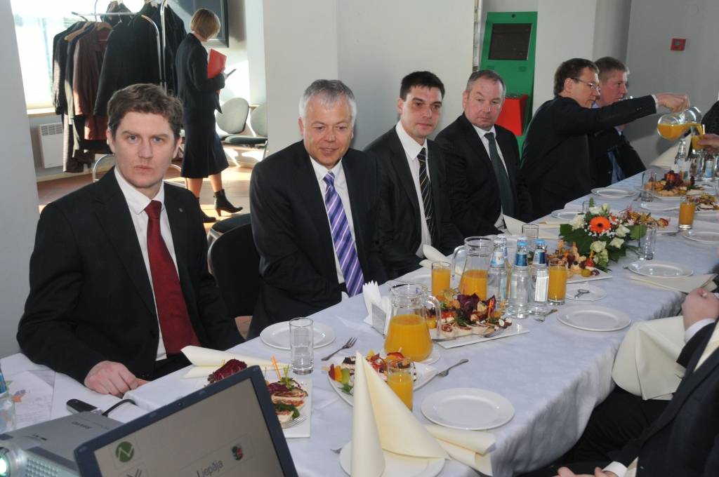 Ministru prezidents Valdis Dombrovskis ("Vienotība") piektdien apmeklē Liepāju, kur piedalās arī Latvijas Lielo pilsētu asociācijas izbraukuma sēdē.

Vizītes laikā tiek pārrunāta investīciju politika Latvijā, Eiropas Savienības nākamais...
Autors: ReKurZeme, portāls