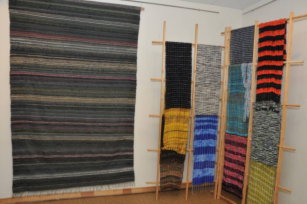 Tekstilmāksliniece Iveta Deģe kopā ar vienpadsmit citām audējām tradicionālajās aušanas tehnikās apvienojušas gan dabiskos, gan dažādus sintētiskos materiālus. 

Gan liepājniekiem zināmas mākslinieces, gan iesācējas vienojušās kopīgā...
Autors: Sarmīte Štrausa
