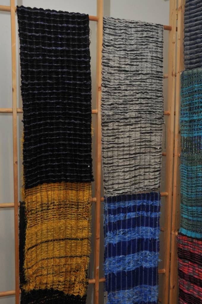 Tekstilmāksliniece Iveta Deģe kopā ar vienpadsmit citām audējām tradicionālajās aušanas tehnikās apvienojušas gan dabiskos, gan dažādus sintētiskos materiālus. 

Gan liepājniekiem zināmas mākslinieces, gan iesācējas vienojušās kopīgā...
Autors: Sarmīte Štrausa