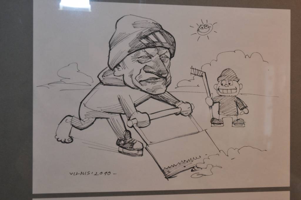 Aizputes mākslas galerijā "Mētras māja" skatāma mākslinieka Viļņa Bulava zīmēto karikatūru izstāde "Aizputnieki, liepājnieki un citi zvēri". Atklāšanas pasākumā darbu autoru sveica galerijas īpašniece Valda Drulle un karikatūru personāži.
Autors: ReKurZeme, portāls