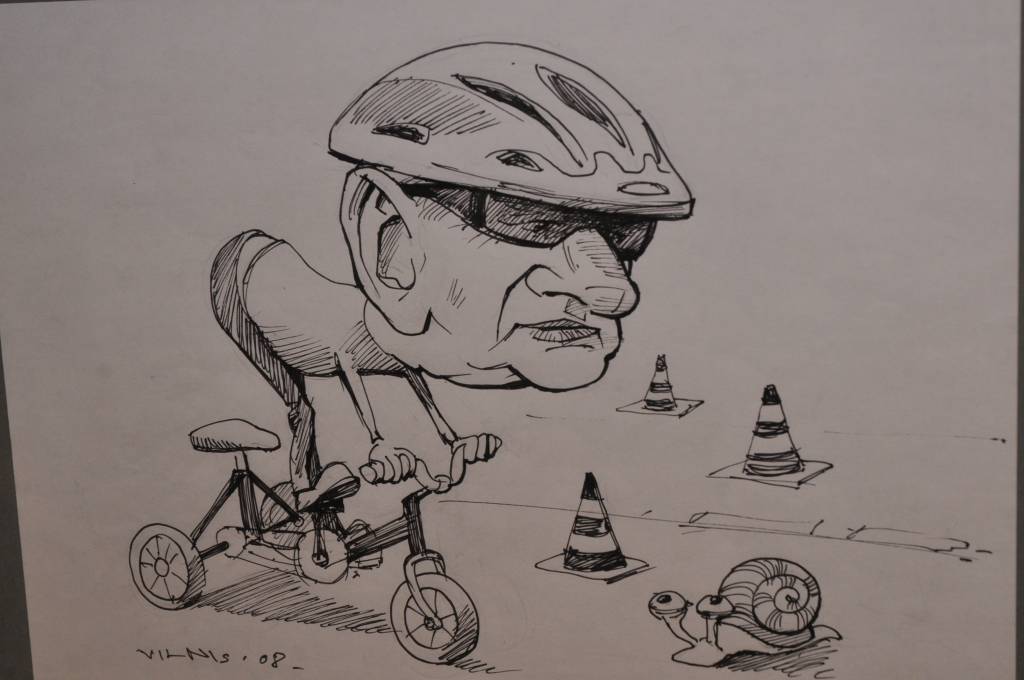 Aizputes mākslas galerijā "Mētras māja" skatāma mākslinieka Viļņa Bulava zīmēto karikatūru izstāde "Aizputnieki, liepājnieki un citi zvēri". Atklāšanas pasākumā darbu autoru sveica galerijas īpašniece Valda Drulle un karikatūru personāži.
Autors: ReKurZeme, portāls
