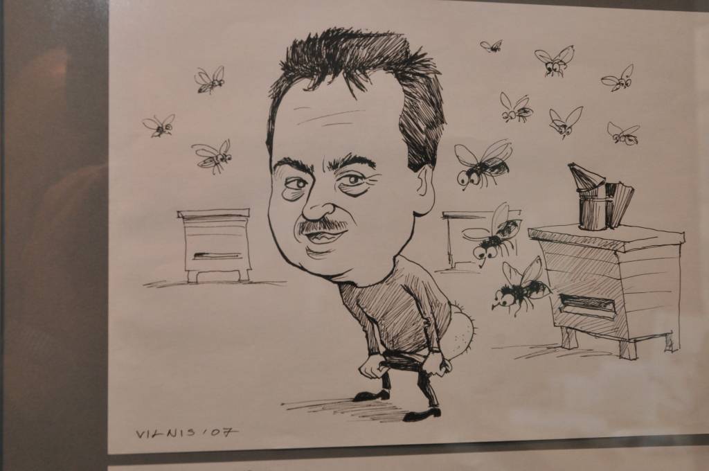 Aizputes mākslas galerijā "Mētras māja" skatāma mākslinieka Viļņa Bulava zīmēto karikatūru izstāde "Aizputnieki, liepājnieki un citi zvēri". Atklāšanas pasākumā darbu autoru sveica galerijas īpašniece Valda Drulle un karikatūru personāži.
Autors: ReKurZeme, portāls