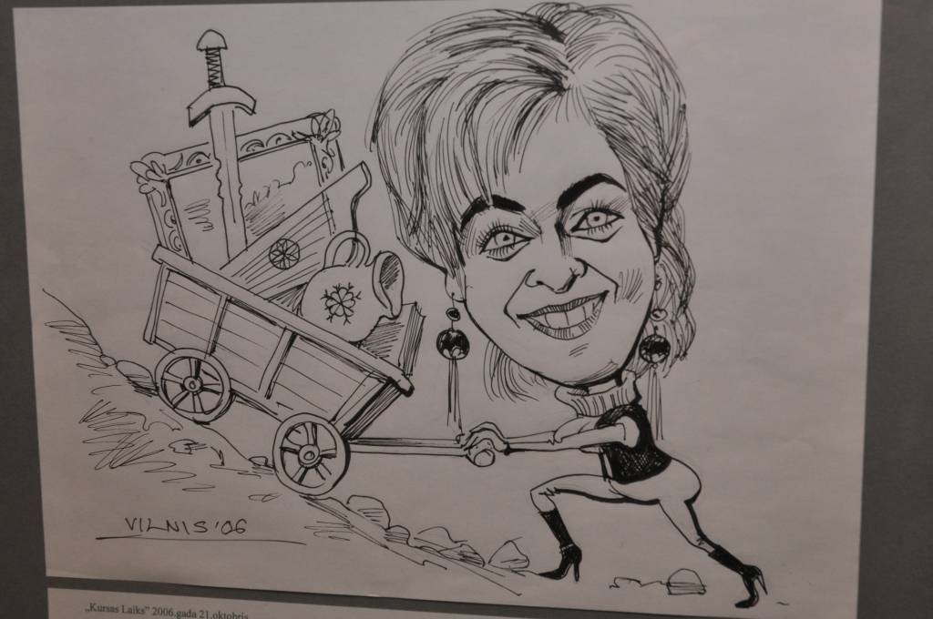 Aizputes mākslas galerijā "Mētras māja" skatāma mākslinieka Viļņa Bulava zīmēto karikatūru izstāde "Aizputnieki, liepājnieki un citi zvēri". Atklāšanas pasākumā darbu autoru sveica galerijas īpašniece Valda Drulle un karikatūru personāži.
Autors: ReKurZeme, portāls