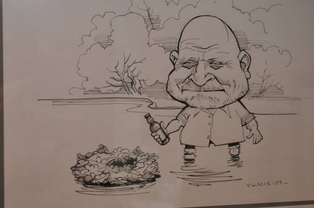 Aizputes mākslas galerijā "Mētras māja" skatāma mākslinieka Viļņa Bulava zīmēto karikatūru izstāde "Aizputnieki, liepājnieki un citi zvēri". Atklāšanas pasākumā darbu autoru sveica galerijas īpašniece Valda Drulle un karikatūru personāži.
Autors: ReKurZeme, portāls