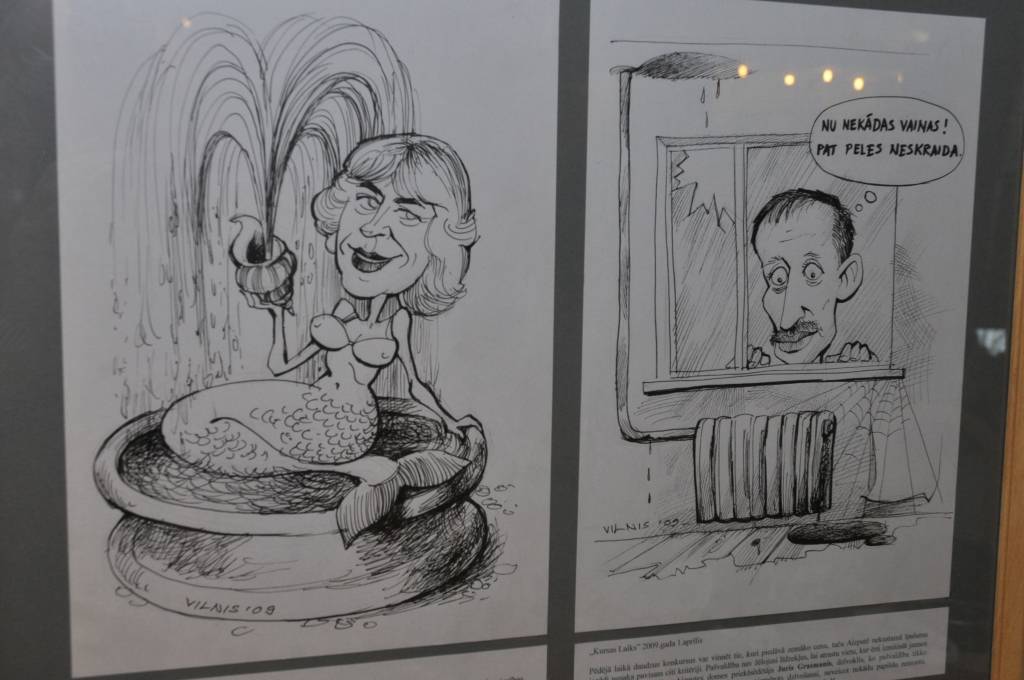 Aizputes mākslas galerijā "Mētras māja" skatāma mākslinieka Viļņa Bulava zīmēto karikatūru izstāde "Aizputnieki, liepājnieki un citi zvēri". Atklāšanas pasākumā darbu autoru sveica galerijas īpašniece Valda Drulle un karikatūru personāži.
Autors: ReKurZeme, portāls